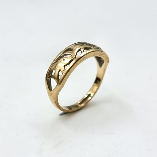 51 - A nine carat (375) gold ring with foliette detailing to band. Ring size - H 1/2. Weight - 1.5 grams.... 