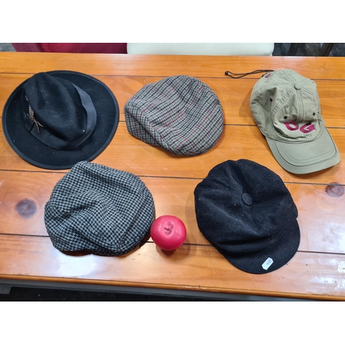 861 - Five men's hats including two flat-caps size small to medium