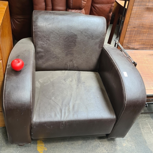 870 - A very nice brown leather modern armchair with curved armrests and backrest, featuring sturdy constr... 