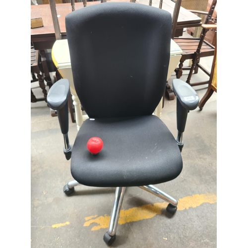 875 - A high quality swivel office chair with castor wheels and adjustable height.