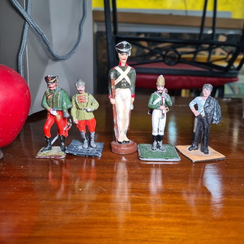 930 - A selection of five vintage die cast collectible soldiers.