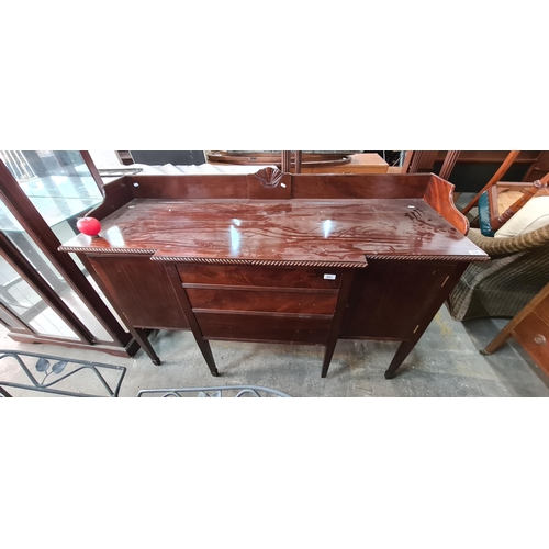 946 - A Georgian-style mahogany Sideboard with scalloped gallery, bracket feet, and multiple drawers.