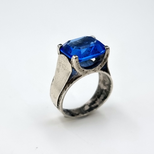 975 - A vintage Sterling Silver gemstone blue Emerald cut ring.
Ring Size: K Total weight: 5.86 grams