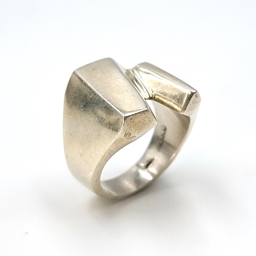 976 - A sterling Silver heavy contemporary Signet ring. Made in Mexico. 
Ring Size: Q Total weight: 17.56 ... 