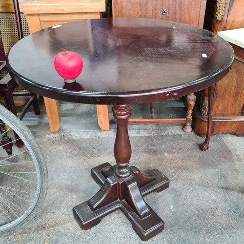 882 - A nice example of a vintage circular side table.