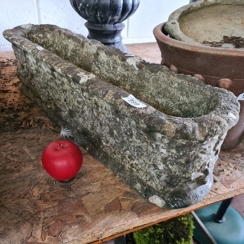 899 - A  heavy weathered stone garden planter / trough. Good age to this lot.