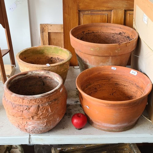 910 - Four superb terracotta garden planters of various sizes. Includes a lovely textured example.