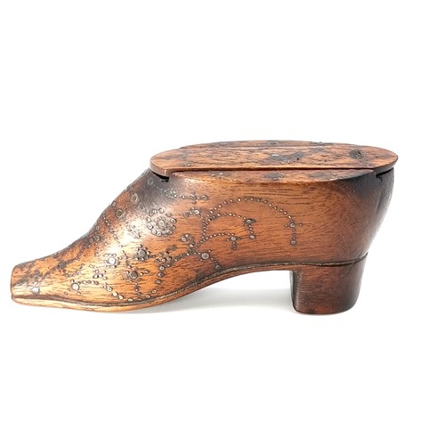 35 - A nice example of a Georgian treen nail decorated snuff/shoe box. Dimensions: L - 11 cms. Width - 3 ... 