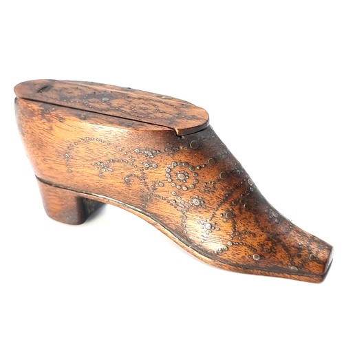 35 - A nice example of a Georgian treen nail decorated snuff/shoe box. Dimensions: L - 11 cms. Width - 3 ... 