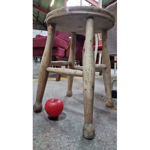 476 - A sweet antique solid oak wooden stool.