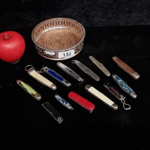 132 - A collection of 13 vintage pen and pipe knives.