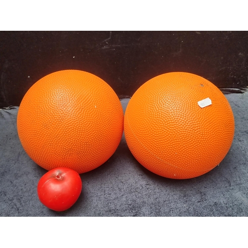 294 - Two Heavymed weighted 5000gr (5 kg) medicine gym balls. RRP €42.50 each on www.spielundlern.de