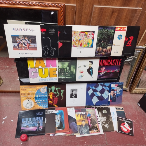 337 - An excellent collection of approx. 32 vinyl records from artists such as Frankie Goes to Hollywood, ... 