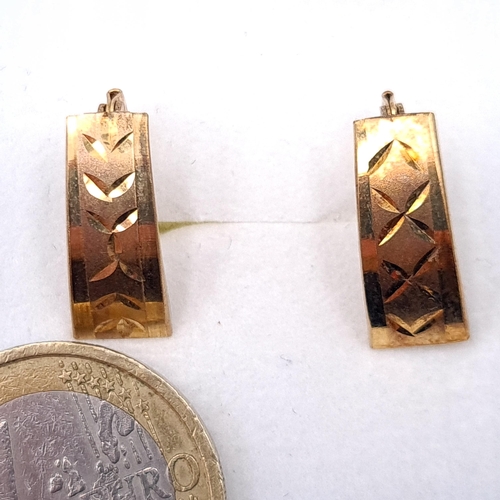 29 - A pair of 10 carat gold earrings with attractive incised detailing - suitable for pierced ears. Boxe... 