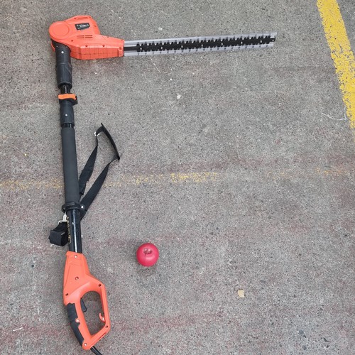 318 - A 'Black+Decker' 10 mm angled Hedge trimmer. 
RRP: €99.99 on woodies.ie