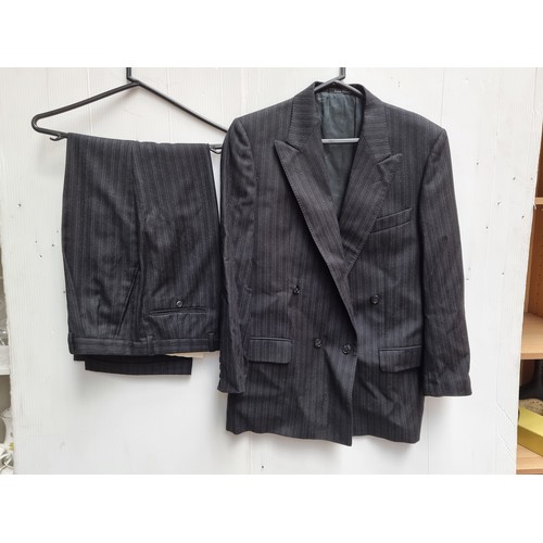 439 - An Italian  'Louis Feraud' tailored pure 100% wool and rayon Men suit. 
Suit jacket / blazer MM: 36