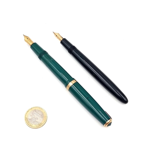 1045 - Two fabulous vintage Parker Duofold fountain pens both with 14 carat gold nibs. Both stamped 14K. Bl... 