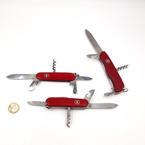 1047 - A lot of three Victorinox Swiss Army knives.