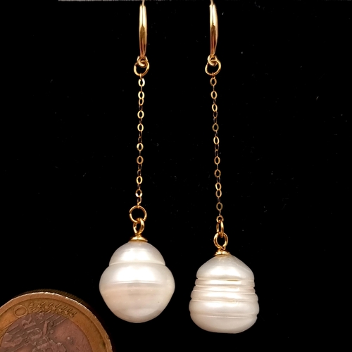 1055 - Star Lot : A lovely pair of 18K yellow gold Akoya pearl earrings. Suitable for pierced ears. Length ... 