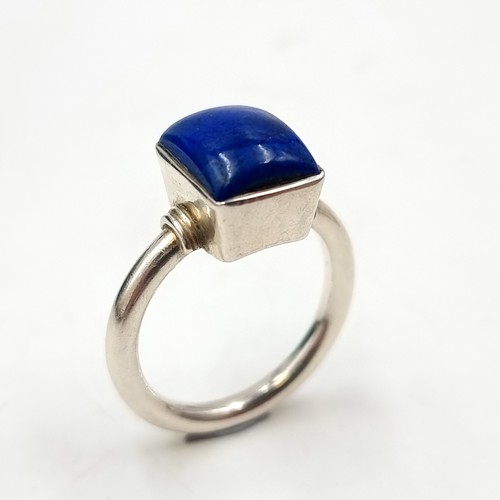 1076 - A gorgeous Lapis Lazuli sterling silver ring. Boxed. Size R. Weight 6.60 grams.