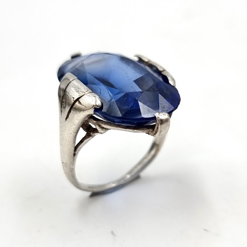 1077 - A fabulous silver sapphire cushion cut ring. Boxed. Weight 7.10 grams. Size approx. C.