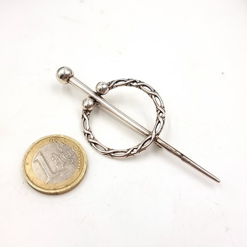 1080 - A stunning Celtic sterling silver brooch pin. Stamped 925. Weight 9.72 grams.