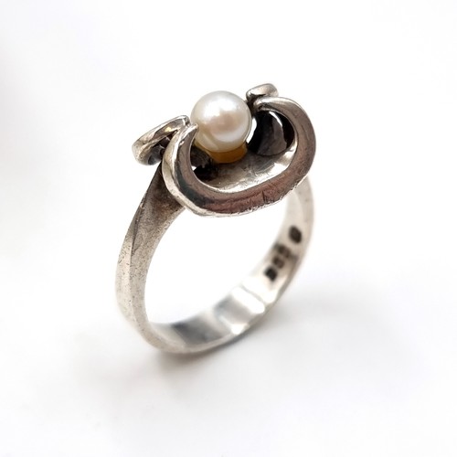 1083 - A most unusual, very pretty sterling silver pearl ring with Irish hallmarks. Boxed. Ring size P. Wei... 