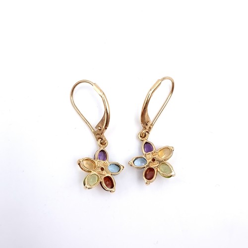 5 - Star Lot : An attractive pair of nine carat gold vari hue flower design suitable for pierced ears. W... 