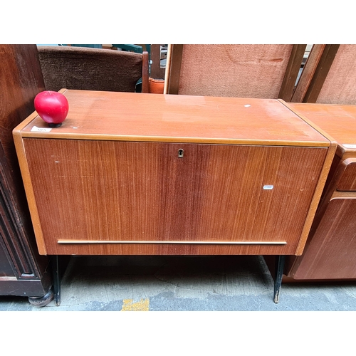 385 - A vintage mid century entertainment record player hi-fi cabinet with splayed tapered legs. Key not i... 