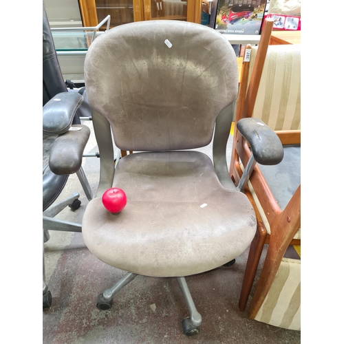 396 - Star Lot : A  very cool vintage comfortable adjustable Herman Miller office chair with swivel base, ... 