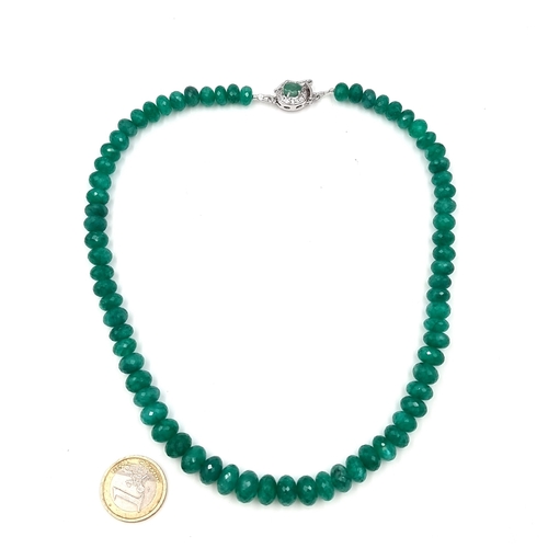 25 - A very good quality graduated natural emerald gemstone necklace set with emerald and diamond clasp m... 