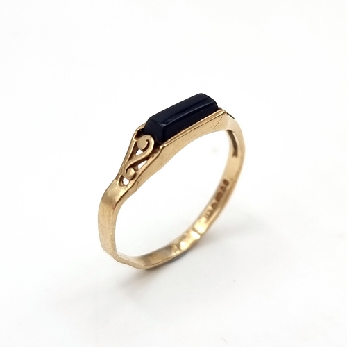 43 - An onyx stone ring set in nine carat gold (375). Size - M. Weight - 1.11 grams. Ring band misshaped.... 