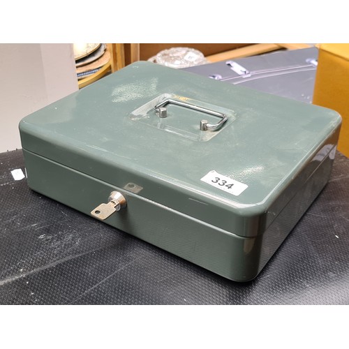 334 - A practical shop steel cash box with different compartments for both coins and notes. Extremely usef... 