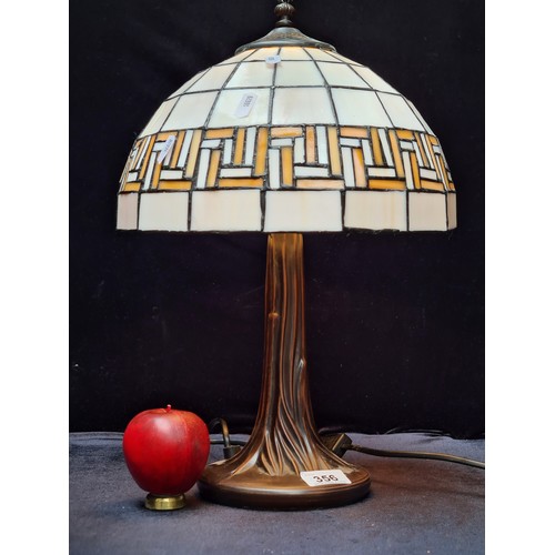 356 - A beautiful Tiffany style table lamp with a heavy base and glass shade in tones of cream and beige, ... 