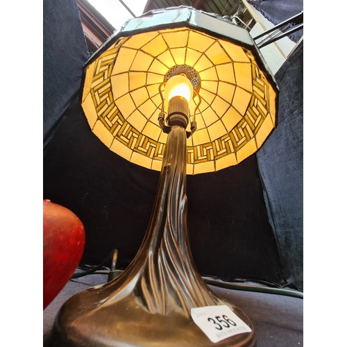 356 - A beautiful Tiffany style table lamp with a heavy base and glass shade in tones of cream and beige, ... 