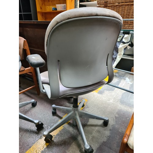 396 - Star Lot : A  very cool vintage comfortable adjustable Herman Miller office chair with swivel base, ... 