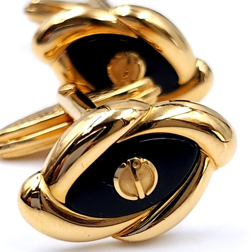 5 - A good pair of quality original designer Alfred Dunhill cuff-links. Comes with booklet and presented... 