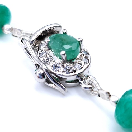 25 - A very good quality graduated natural emerald gemstone necklace set with emerald and diamond clasp m... 