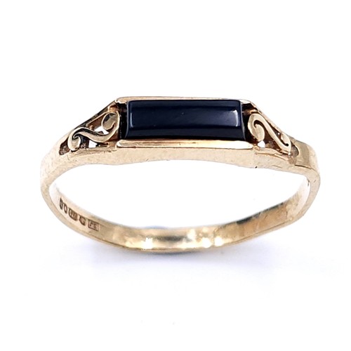 43 - An onyx stone ring set in nine carat gold (375). Size - M. Weight - 1.11 grams. Ring band misshaped.... 