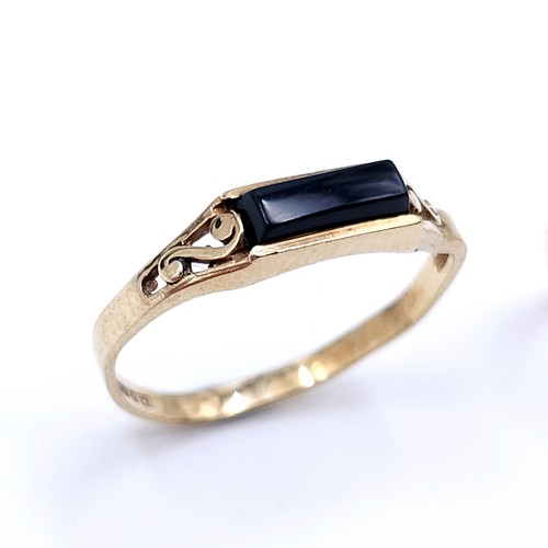 43 - An onyx stone ring set in nine carat gold (375). Size - M. Weight - 1.11 grams. Ring band misshaped.... 