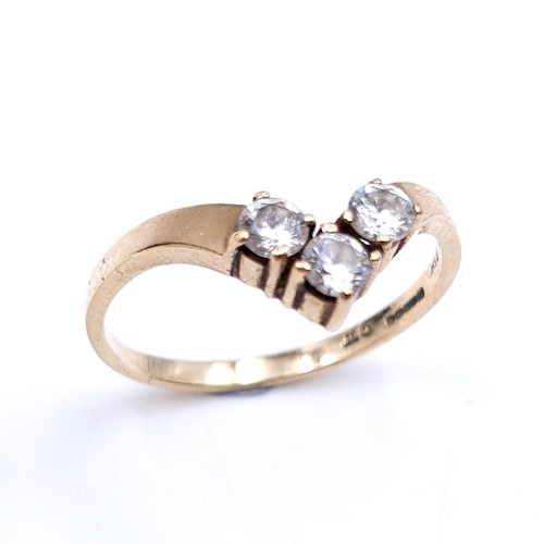 44 - A lovely vintage pretty three stone wish bone gem set ring set in nine carat gold. Ring size - O. We... 