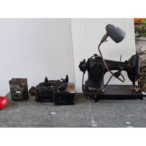 1109 - A fabulous vintage Singer sewing machine that comes with original singer lamp. The iconic brand name... 