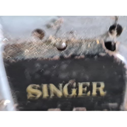 1109 - A fabulous vintage Singer sewing machine that comes with original singer lamp. The iconic brand name... 