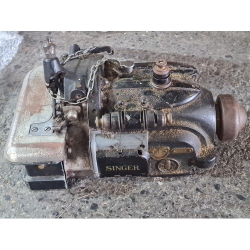 1109 - A fabulous vintage Singer sewing machine that comes with original singer lamp. The iconic brand name... 