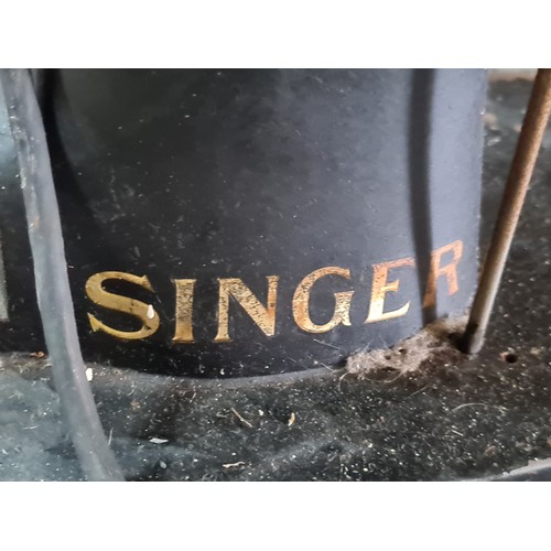 1109 - A fabulous vintage Singer sewing machine that comes with original singer lamp. The iconic brand name... 