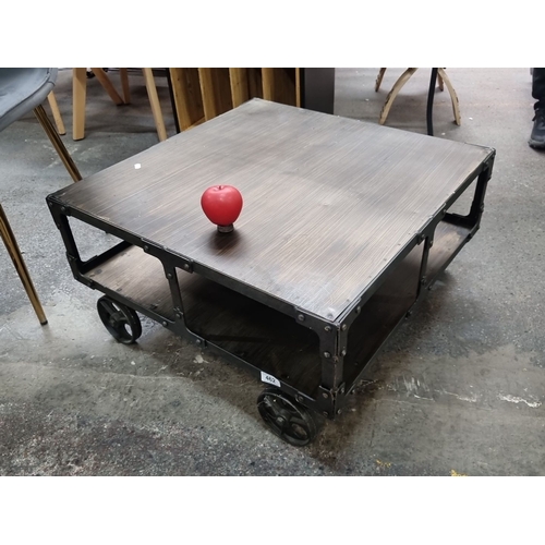 1246 - Star lot : An industrial-style coffee table in the form of an old railway cart. It has a metal frame... 