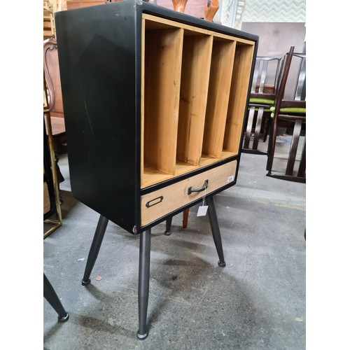 1252 - Star lot : Industrial-style table top Vinyl record holder. With A drawer for your bits and pieces.
P... 