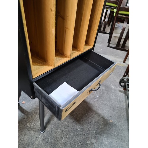 1252 - Star lot : Industrial-style table top Vinyl record holder. With A drawer for your bits and pieces.
P... 