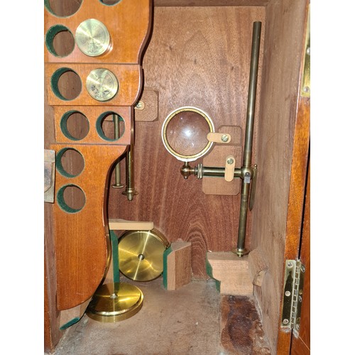 930 - Super star lot : A stunning antique solid brass microscope with additional lenses and housed in a be... 