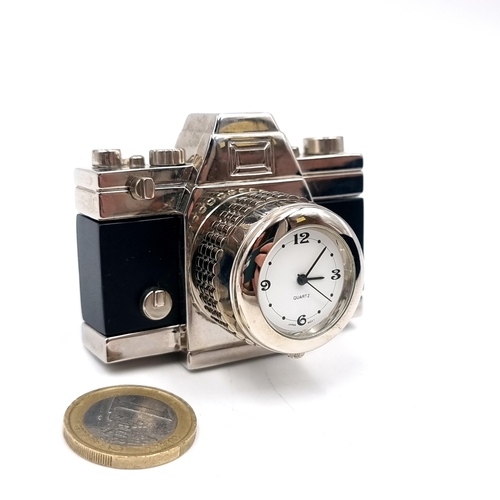 30 - A quartz miniature desk clock/paper weight in the form of a camera. Dimensions: 6 x 3.5 cms. Weight ... 